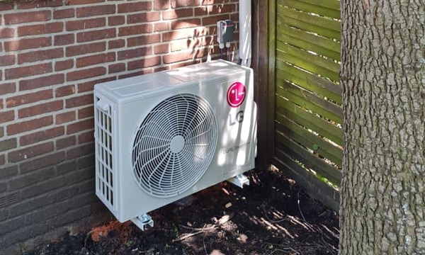 Installatie van een buiten unit van een split airco voor de airconditioning van een kantoor.