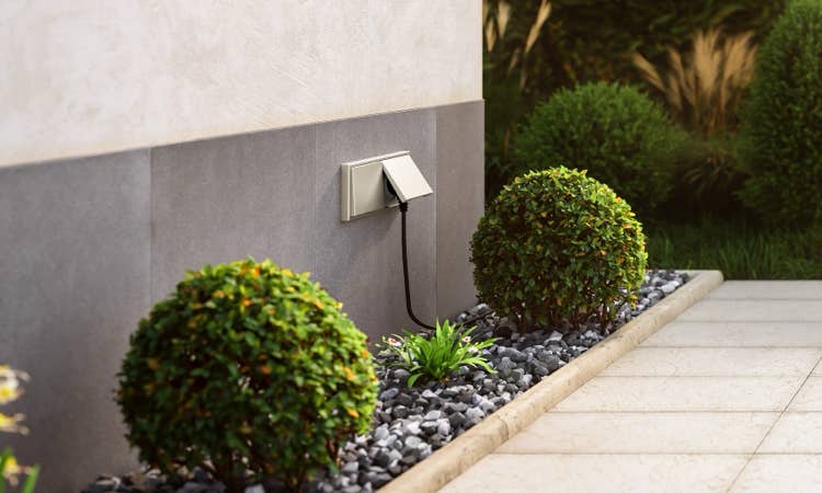 Saphira Installatiebedrijf legtlektra aan voor buiten, bijvoorbeeld voor de tuin.