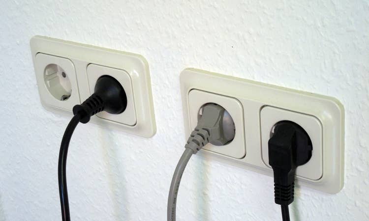 Saphira Installatiebedrijf legt op een snelle en professionele manier extra stopcontacten binnenshuis aan, maar ook buitenshuis, bijvoorbeeld voor in de tuin.